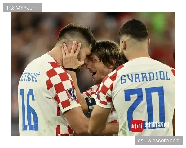 特写:雷恩门将曼丹达赛后安慰失误的年轻中卫,展现老将担当 特写:雷恩门将曼丹达赛后安慰失误的年轻中卫,展现老将担当